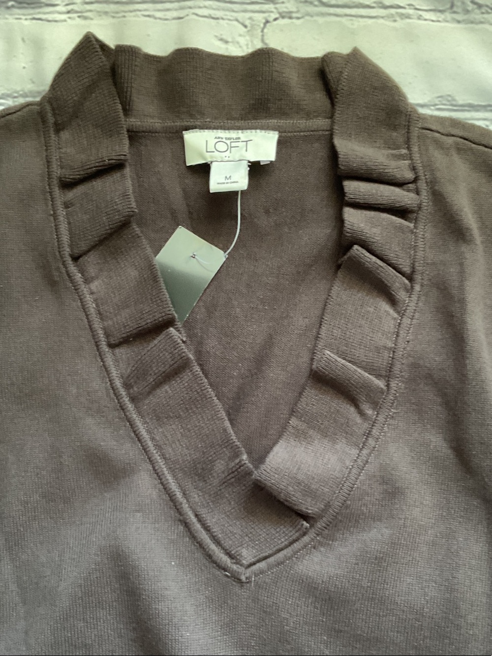 NWT Size Medium LOFT Chocolate Brown Ruffled V-Neck Sleeveless Knit Shirt - Picture 6 of 7